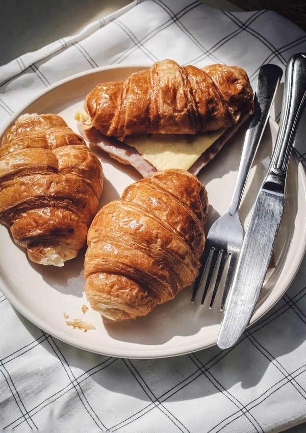 What's the best method for making flaky croissants?